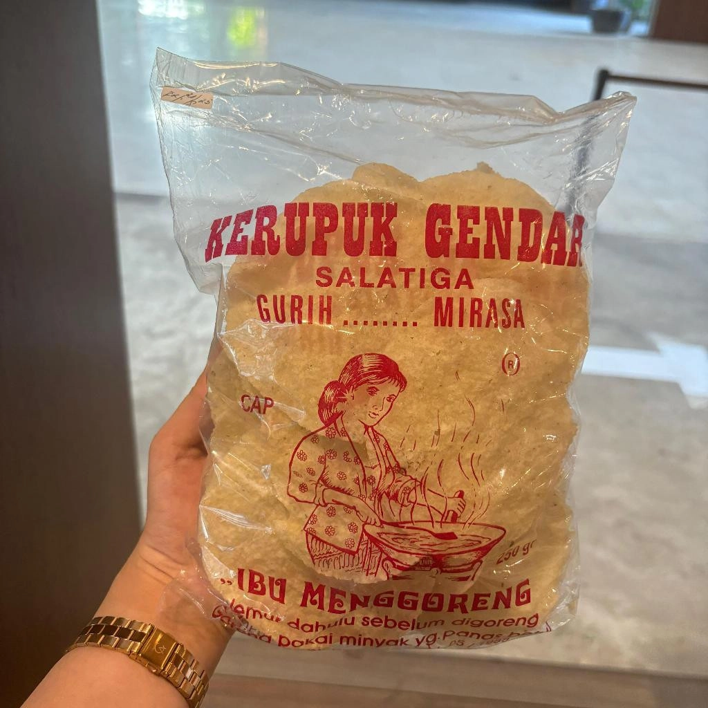 Kerupuk Gendar Salatiga Ibu mengoreng